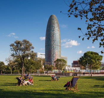Thanks to its dazzling façade, you can recognize the Torre Glòries from afar.