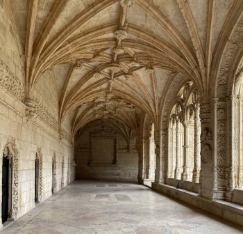 Admission to the monastery costs €18 for adults.