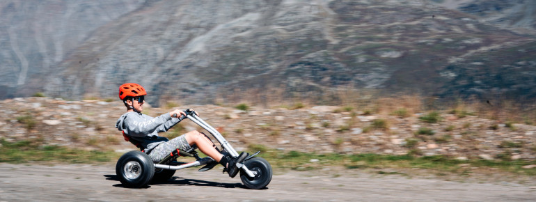 With the mountain carts, a rapid descent awaits you in the midst of the mountains.