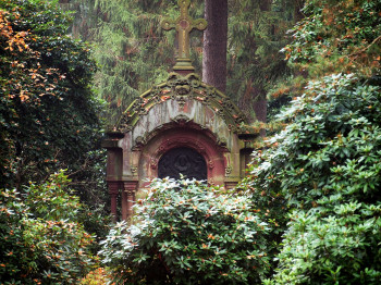 The park cemetery Ohlsdorf is Hamburg's largest green area with over 960 acres.