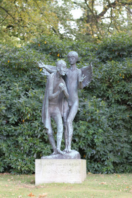 Near the main entrance stands the bronze sculpture Prophet and Genius by Gerhard Marck.