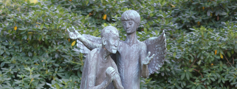 Near the main entrance stands the bronze sculpture Prophet and Genius by Gerhard Marck.