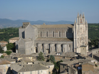 One can already spot Orvieto&#39;s landmark from afar