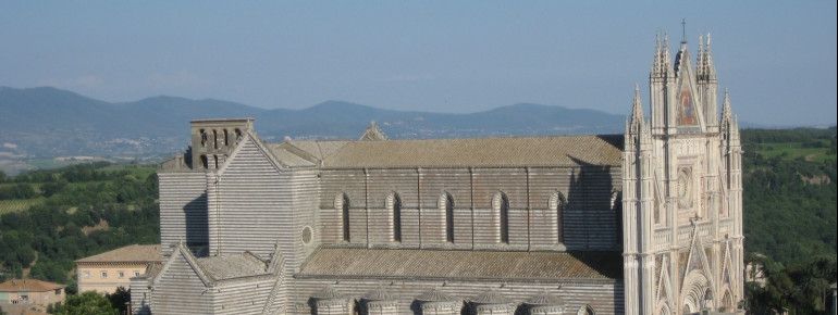 One can already spot Orvieto's landmark from afar