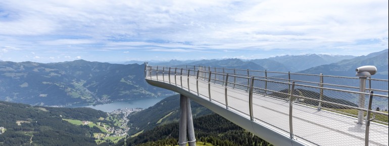 The transparent railing of the Kaiserblick panorama platform offers a wonderful view.