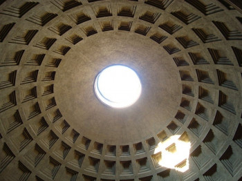 A throw-in of light in the Pantheon.