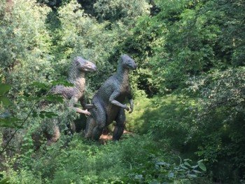 Life-size replicas in the dinosaur park