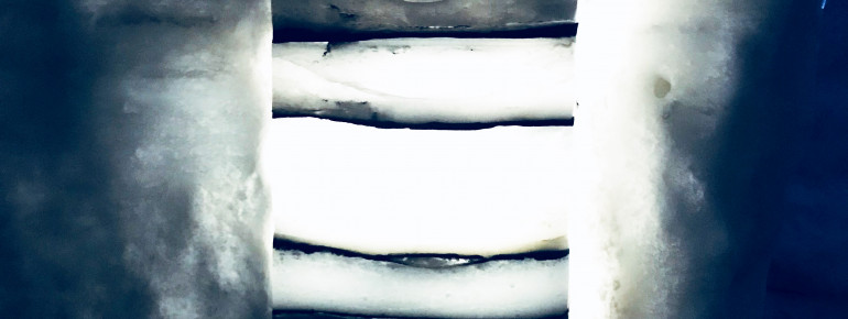 The dark layers between the ice surfaces mark previous volcanic eruptions.