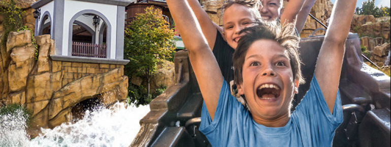 With the mine roller coaster Colorado Adventure you drive through steep curves, rocks and gorges.