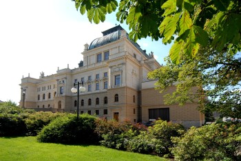 The Grand Theatre is located directly beside the park ring.