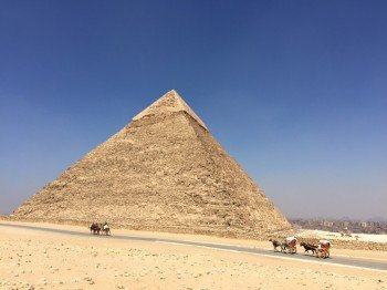 Contrary to popular belief, the pyramids are not located in the middle of the desert, but just a few kilometers from the center of Cairo