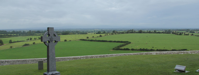 Majestically, the Rock of Cashel rises from the rolling green hills of Tipperary and offers great views.