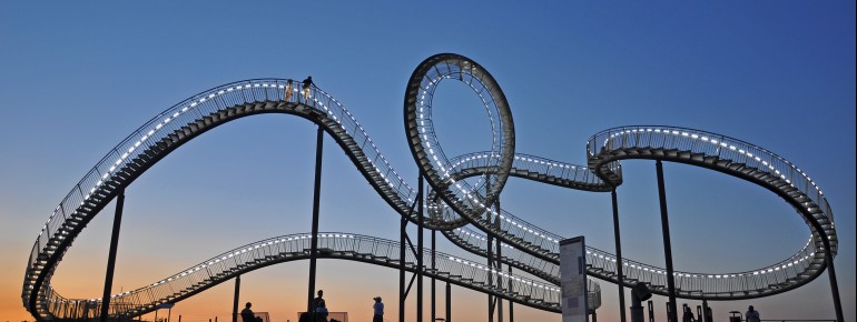 The illuminated LED coils make the walk-on rollercoaster sculpture a magical eye-catcher in Duisburg's night sky.