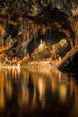 According to the Guinness Book of Records, the fairy caves are the "most colourful show caves in the world". Guided tours through the former mine offer insights into the stalactite caves.