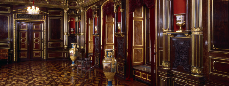 In the dining room of the castle you can see the tsar's impressive vases.