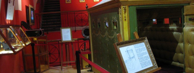 Larger exhibits, like this "box", are explained in various languages with the help of well sketched charts.