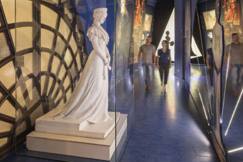 The bisque porcelain statue by Hermann Klotz shows Empress Elisabeth in a striding pose.