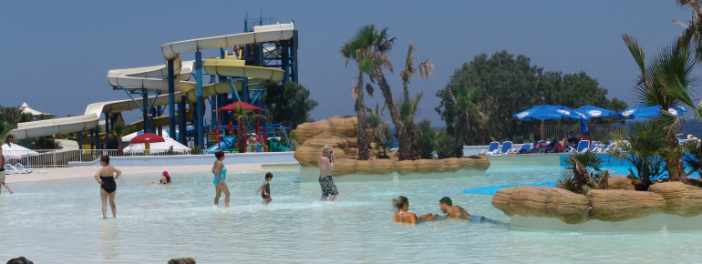 Besides the slildes, there are also spots for relaxing.