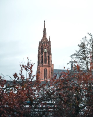 The tower of Frankfurt Cathedral is 95 metres high.