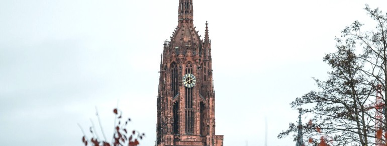 The tower of Frankfurt Cathedral is 95 metres high.