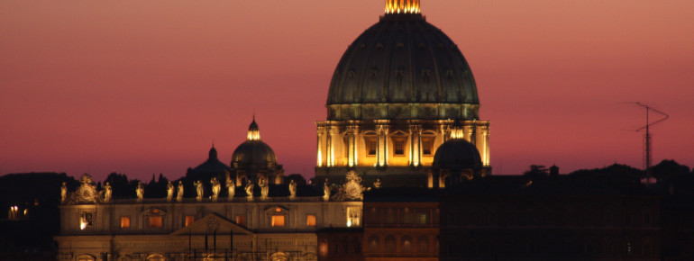 The imposing dome can be seen from afar.
