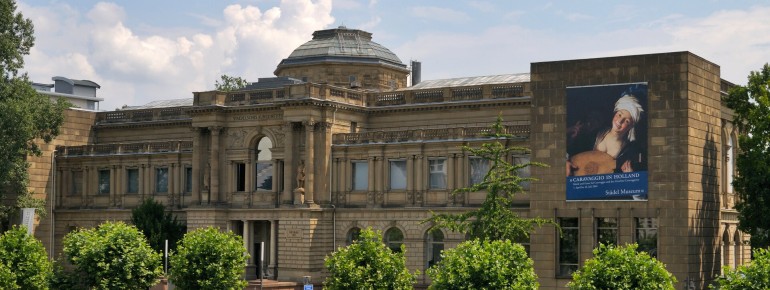 The Städel Museum building is characterised by historical and modern architecture.