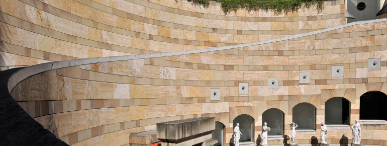 Tradition and modernity come together - the rotunda inside the Stirling construction.