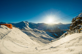 The suspension bridge runs from the restaurant at the top cable car station to the transmission facility.