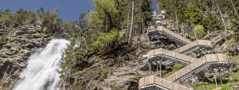Visit the natural spectacle and climb 700 steps.