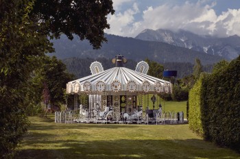 A sparkling highlight: The carousel designed by Jaime Hayon, adorned with 15 million Swarovski crystals.