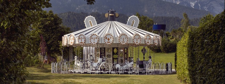 A sparkling highlight: The carousel designed by Jaime Hayon, adorned with 15 million Swarovski crystals.
