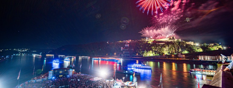 At the Deutsches Eck, an impressive fireworks display delights the spectators during Rhein in Flammen.