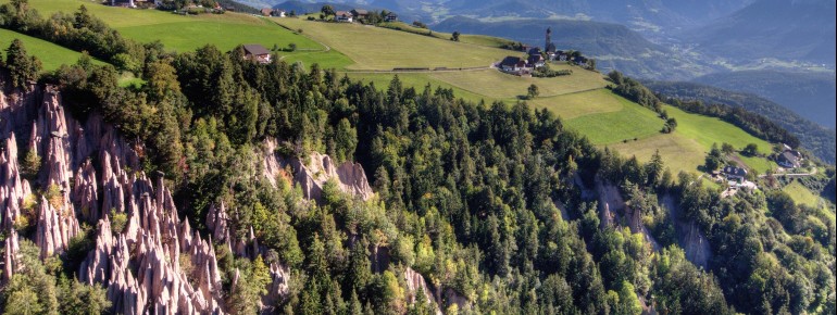 Majestically, the pyramids of Lengmoos rise from the depths of the Finsterbach Gorge.