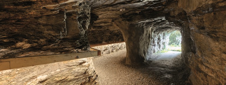 Through the Katharinastollen, you pass right through the rock of the Gadaunerer Gorge.