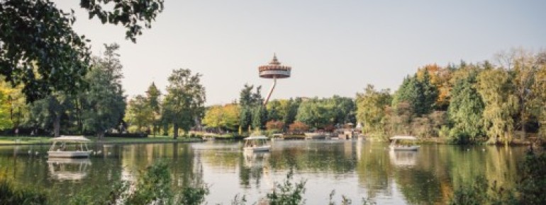 The park’s idyllic nature invites visitors to enjoy relaxing strolls.