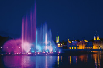 The twelve-minute water show Aquanura takes place here - the largest one in Europe.