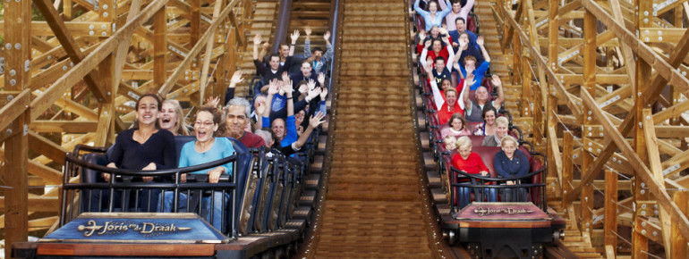 Two wagons race each other on the wooden rollercoaster Joris en de Draak.