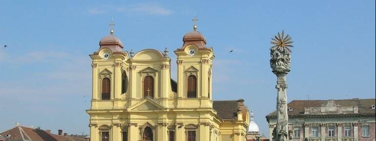 Frontal view of the Piața Unirii with the church in the background.