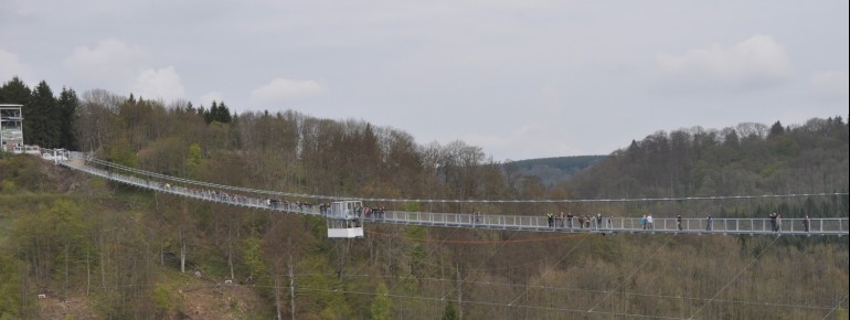 The bridge is open to daring visitors daily from 8:00 to 22:00.