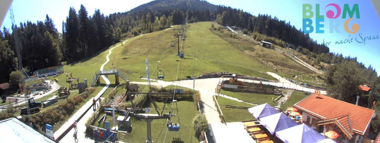 A webcam shows the current weather conditions at the Blomberg toboggan run every day.