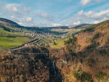 From the barrier-free trail at the base of the Todtnau Waterfall, you get a striking view of the 60-metre main cascade.