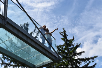 On the glass walkway, you can not only look into the distance, but also discover what lies beneath you.