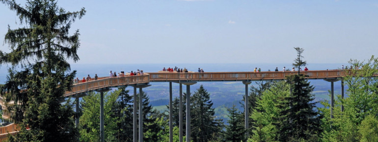 The path ascends very slowly and is also suitable for prams and wheelchairs.