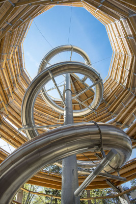 The 55-metre-long slide takes you from the upper platform of the observation tower to the exit of the tree-top walk.