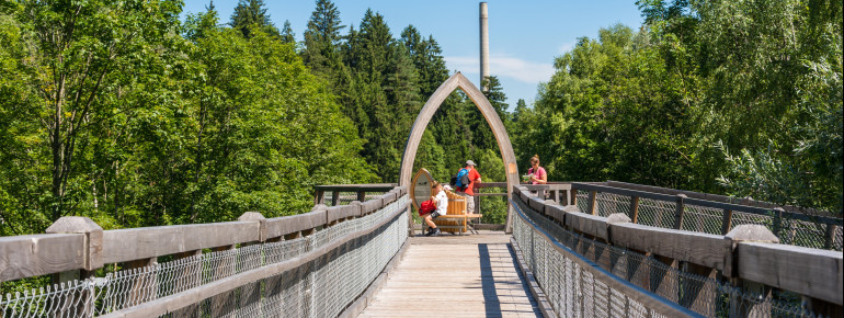 The path is largely barrier-free.