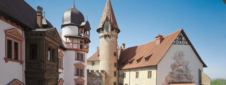 The castle is home to the German Castle Museum, attracting many curious visitors.