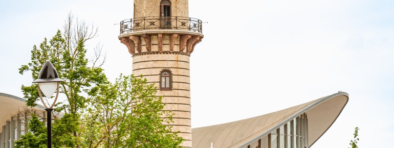 The Warnemünde lighthouse dominates the townscape directly on the promenade - a popular stopover for cyclists and walkers.