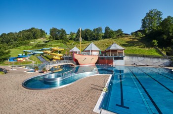 A large pirate ship forms the center of the adventure pool in Saalbach.