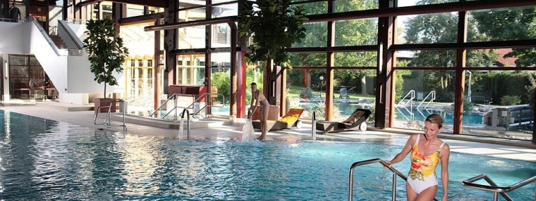 Forget everyday life in the indoor pool