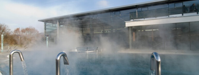 Thermal bathing with retro charm: at the AlbThermen Bad Urach, real healing water meets a stylish 70s ambience.